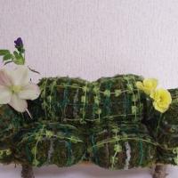 苔と花の椅子